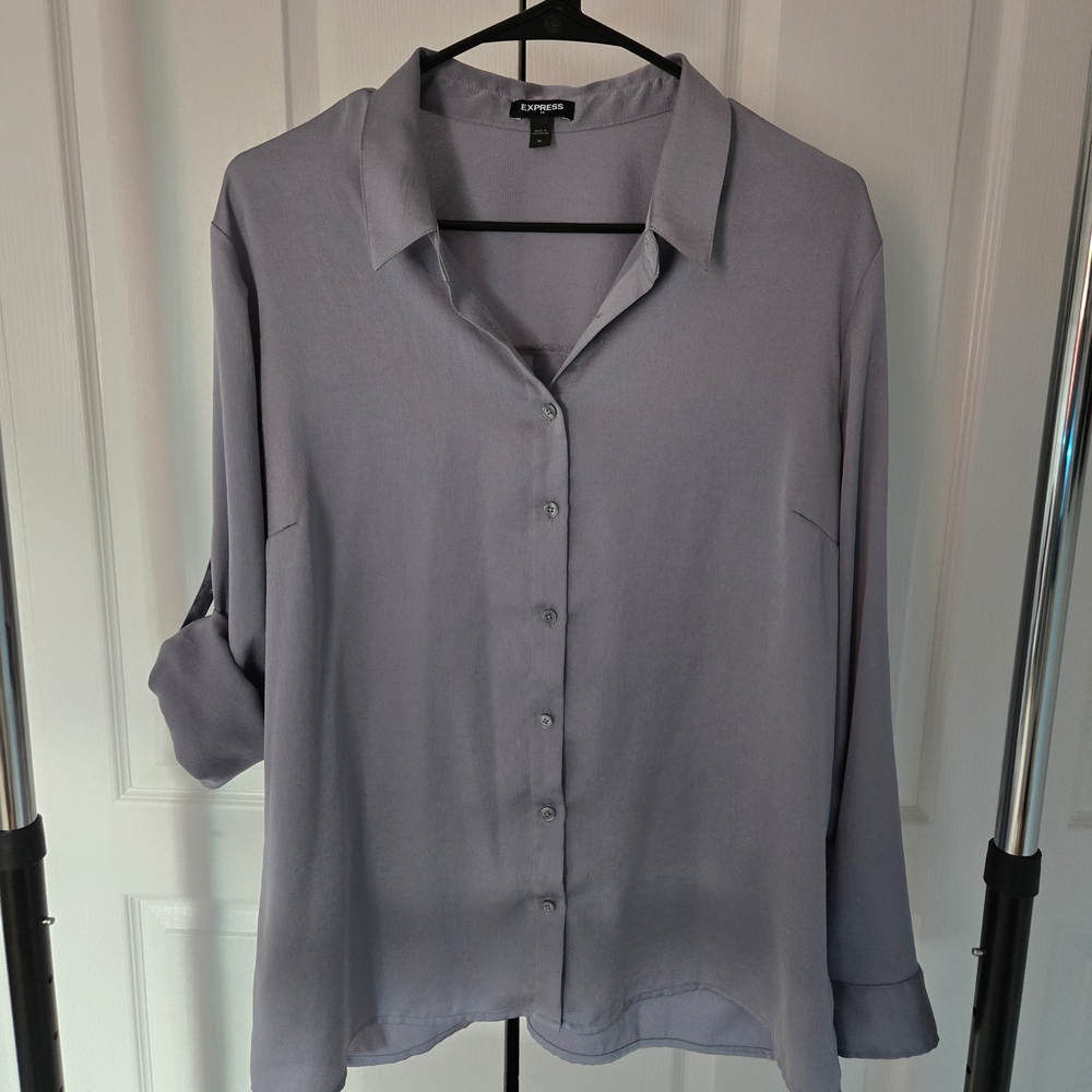 Light Gray Button-Up Blouse – Flowy, Feminine, and Versatile